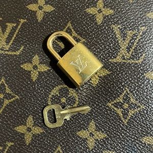 Authentic LV Lock & Key #316 🔐